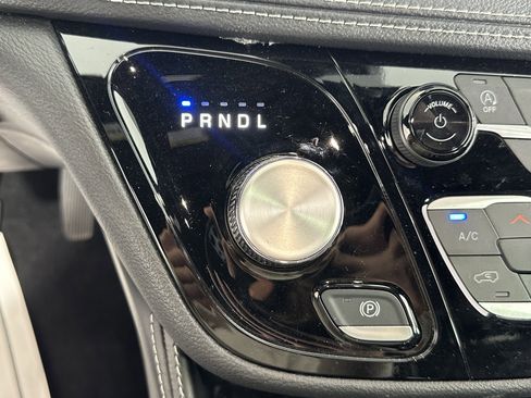 Used 2025 Chrysler Pacifica Limited image 25