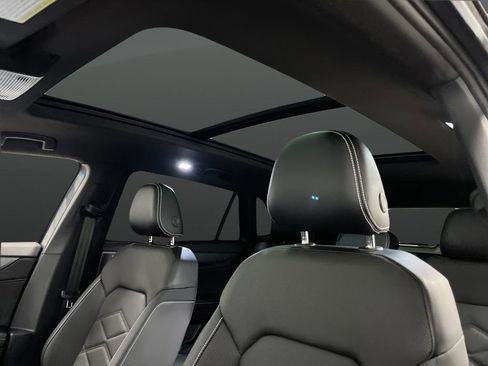 Used 2024 Volkswagen Atlas Cross Sport SE w/ Panoramic Sunroof Package image 7