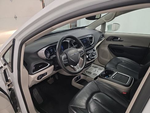 Used 2020 Chrysler Pacifica Touring-L Plus FWD image 14