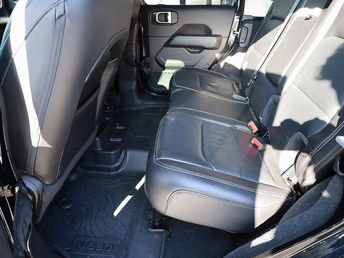 Used 2019 Jeep Wrangler Unlimited Sahara image 17