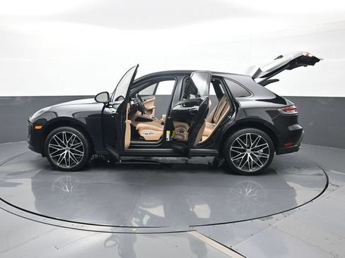 Certified 2025 Porsche Macan AWD/4WD image 30