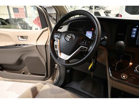 Used 2015 Toyota Sienna LE FWD image 26