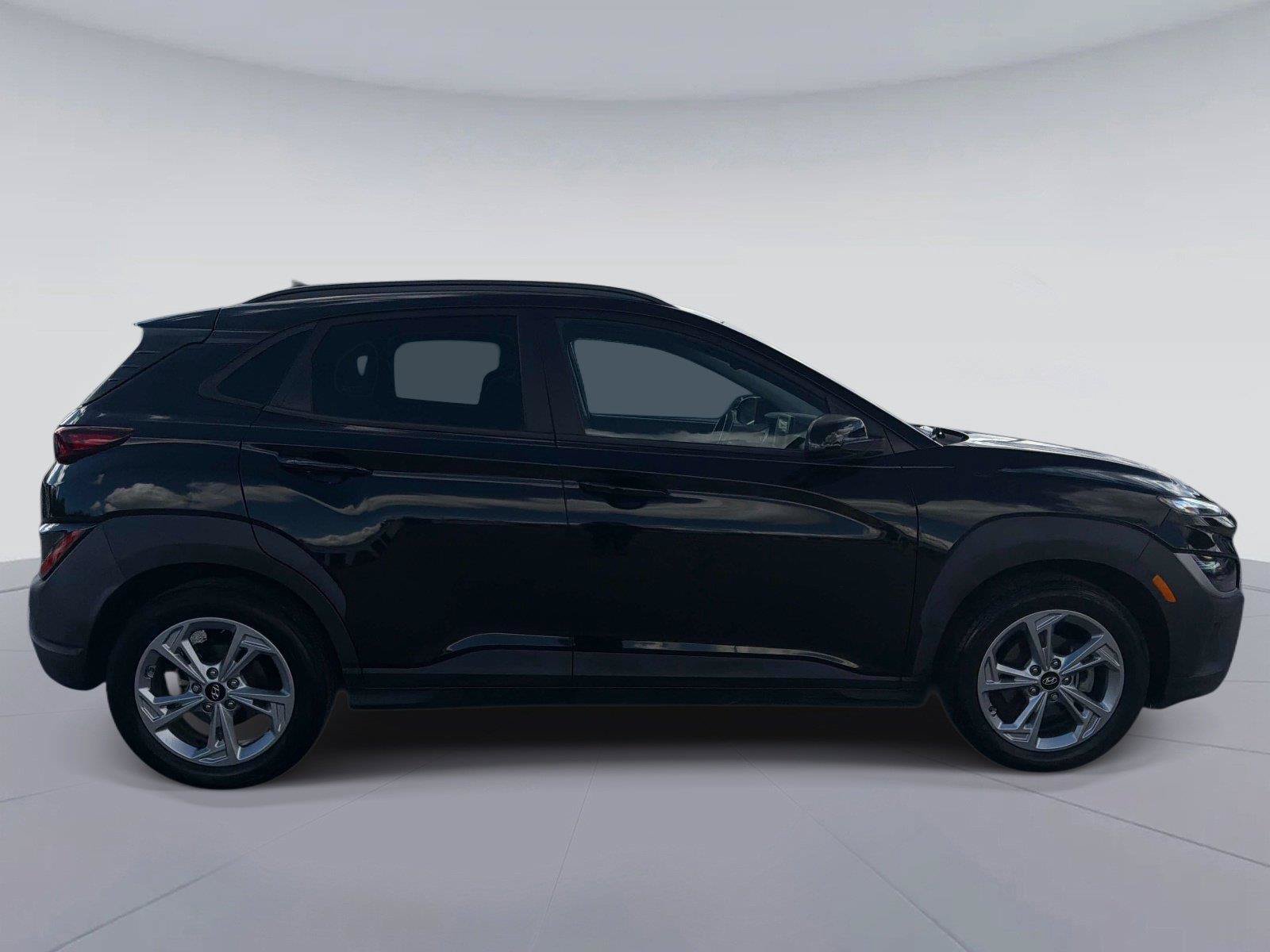 Used 2022 Hyundai Kona SEL w/ Convenience Package FWD image 2