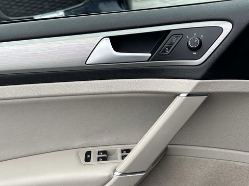 Used 2016 Volkswagen Golf S image 23