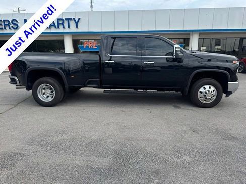 Used 2026 Chevrolet Silverado 3500 LTZ w/ LTZ Plus Package AWD/4WD image 2