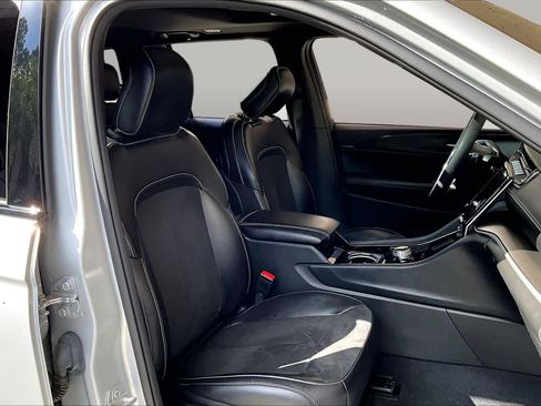Used 2023 Jeep Grand Cherokee Altitude RWD image 9