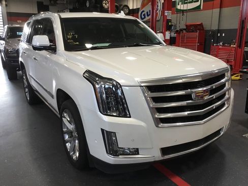 Used 2017 Cadillac Escalade Premium Luxury image 2