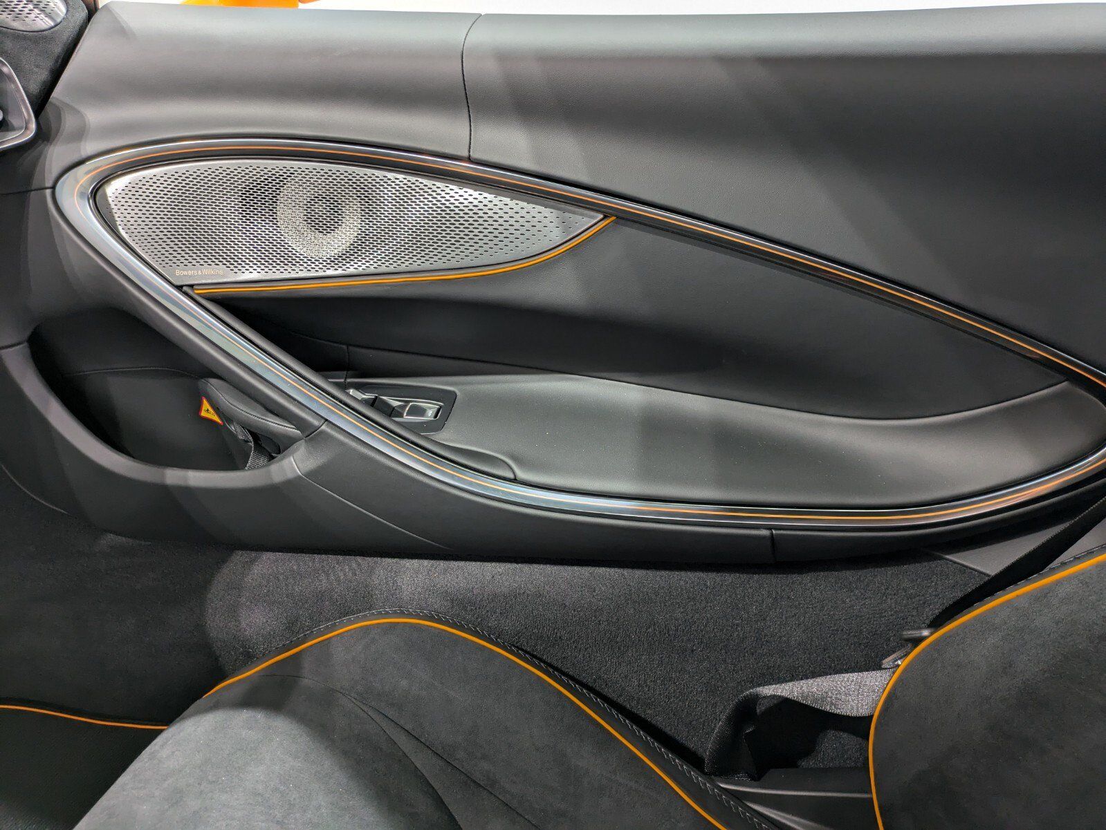 Used 2025 McLaren Artura RWD image 9