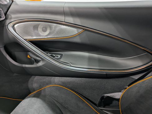 Used 2025 McLaren Artura RWD image 9