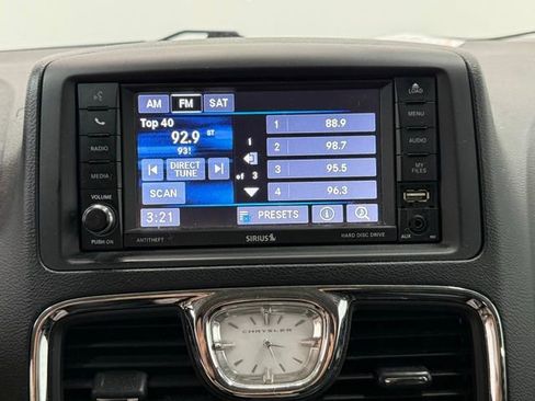 Used 2015 Chrysler Town & Country Touring w/ Driver Convenience Group image 15