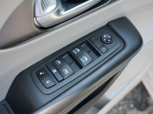 Used 2024 Chrysler Pacifica Touring-L FWD image 18