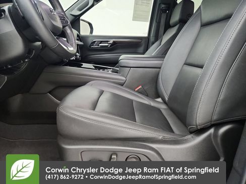 Used 2025 Chevrolet Suburban Z71 AWD/4WD image 4