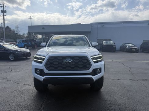 Used 2023 Toyota Tacoma TRD Off-Road w/ TRD Premium Off Road Package image 2