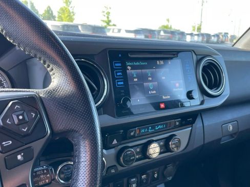 Used 2018 Toyota Tacoma TRD Off-Road image 6