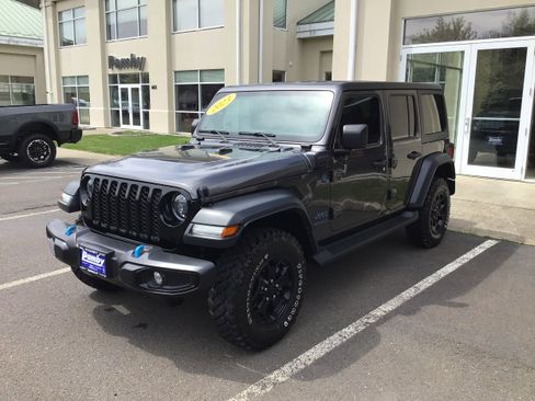 Used 2023 Jeep Wrangler Unlimited w/ Cold Weather Group AWD/4WD image 3