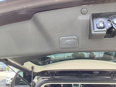 Used 2016 GMC Acadia SLE FWD image 16