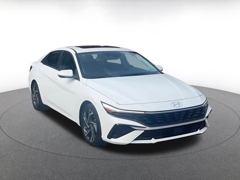 Used 2025 Hyundai Elantra SEL FWD image 3