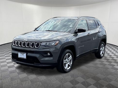 Used 2023 Jeep Compass Latitude AWD/4WD image 3