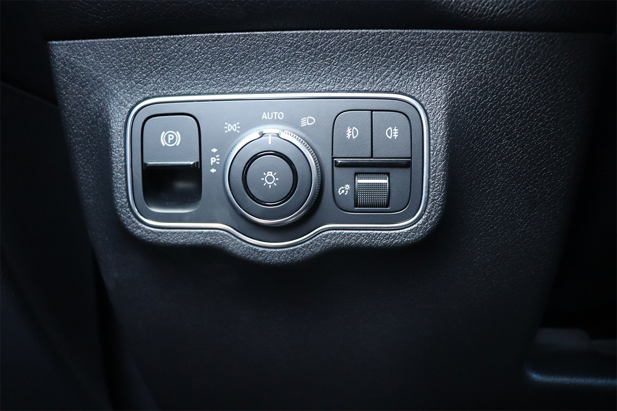 Used 2022 Mercedes-Benz GLB 250 w/ Premium Package Lite image 28