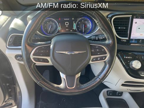 Used 2021 Chrysler Pacifica Touring-L image 18