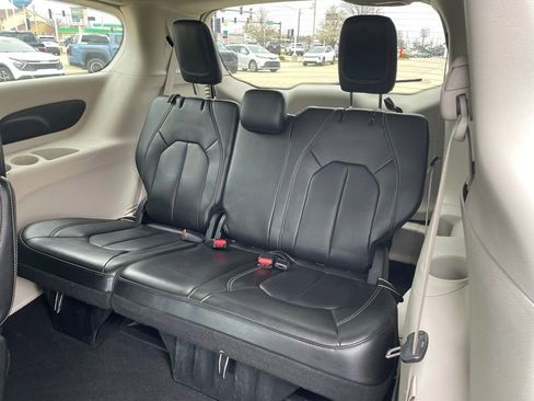 Used 2023 Chrysler Pacifica Touring-L FWD image 14
