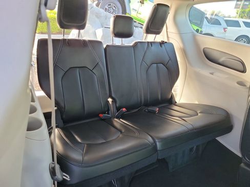 Certified 2023 Chrysler Pacifica Touring-L FWD image 21