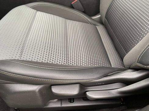 Used 2024 Chevrolet Trax LT w/ Sunroof Package image 25