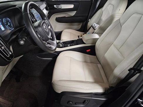 Used 2019 Volvo XC40 T5 Momentum image 17
