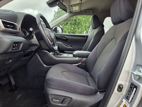 Used 2025 Toyota Highlander LE FWD image 27