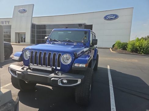 Used 2018 Jeep Wrangler Unlimited Sahara AWD/4WD image 2
