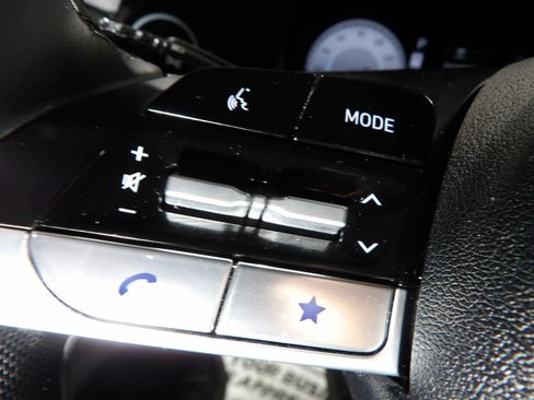 Used 2025 Hyundai Elantra SEL FWD image 21