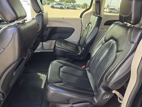 Used 2023 Chrysler Pacifica Touring-L FWD image 27