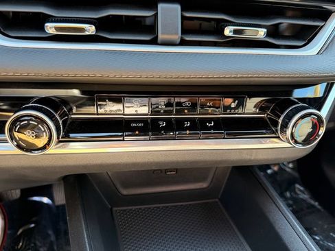 Used 2025 Chevrolet Equinox LT FWD image 15