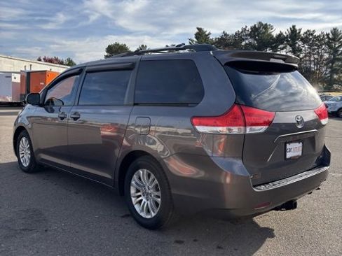 Used 2013 Toyota Sienna XLE image 5
