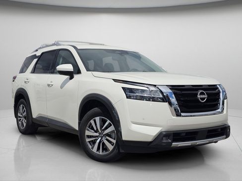Used 2022 Nissan Pathfinder SL AWD/4WD image 2