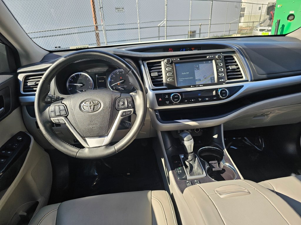 Used 2018 Toyota Highlander XLE AWD/4WD image 18