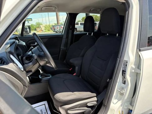 Used 2019 Jeep Renegade Latitude w/ Cold Weather Group AWD/4WD image 19
