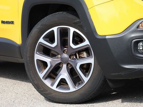 Used 2015 Jeep Renegade Latitude FWD image 2