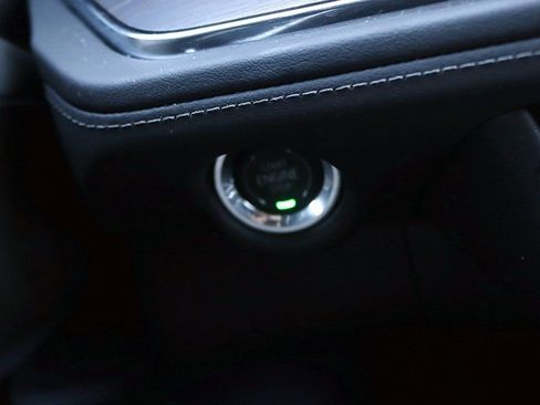 Used 2025 Chevrolet Suburban Z71 image 25