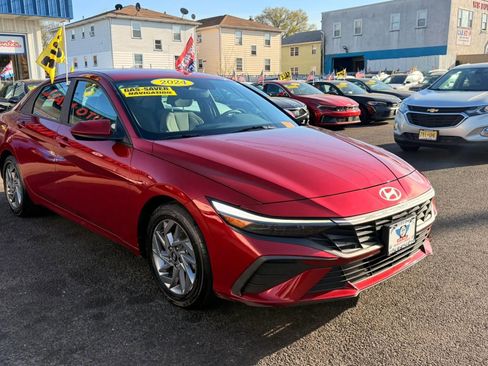 Used 2024 Hyundai Elantra SEL image 2