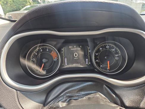 Used 2018 Jeep Cherokee Latitude Plus w/ Cold Weather Group AWD/4WD image 24