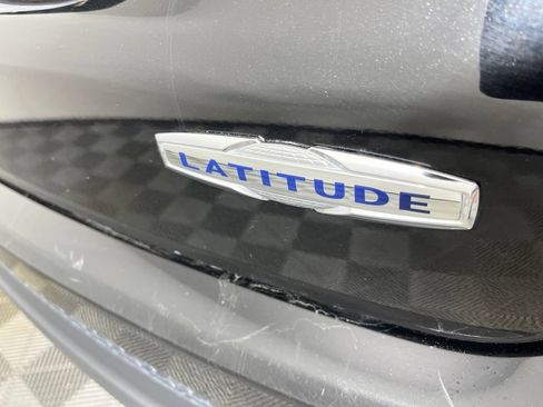 Used 2025 Jeep Compass Latitude AWD/4WD image 3