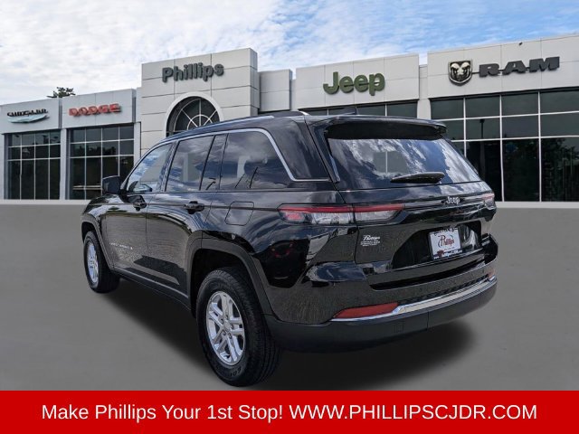 Used 2023 Jeep Grand Cherokee Laredo RWD image 5