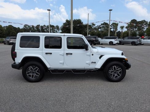 Used 2025 Jeep Wrangler Unlimited Sahara AWD/4WD image 4