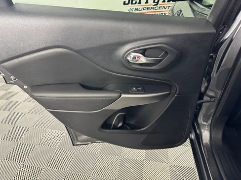 Used 2022 Jeep Cherokee Limited image 19