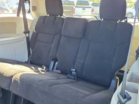 Used 2014 Chrysler Town & Country Touring image 9