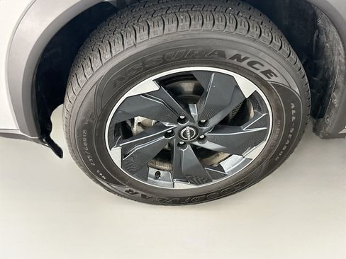 Used 2025 Nissan Rogue SV image 11