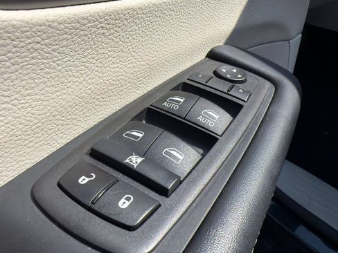Used 2024 Chrysler Pacifica Touring-L FWD image 28