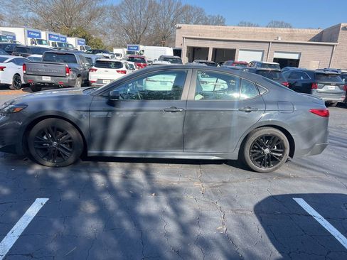 Used 2025 Toyota Camry SE image 9