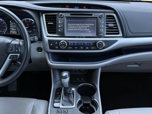 Used 2018 Toyota Highlander XLE AWD/4WD image 39